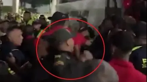 Así fue el golpe por la espalda que le metió un policía a jugador del América de Cali