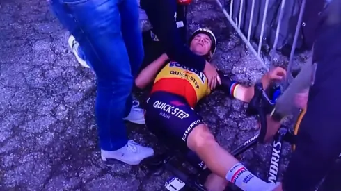 Tras pasar por la meta, Remco Evenepoel tuvo un fuerte choque con una mujer.
