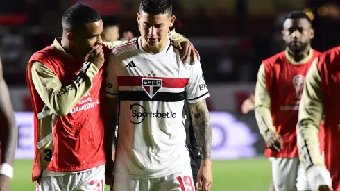 Compañeros de James en Sao Paulo lo animaron tras errar penal en la Sudamericana.
