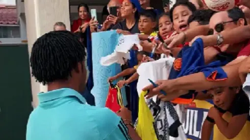 Juan Guillermo Cuadrado muestra toda su humildad con unos hinchas de la Selección Colombia. 
