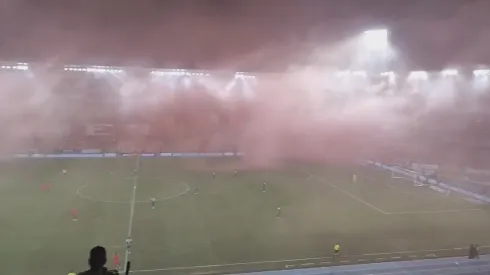 Impresionante show de humo en el Pascual Guerrero que retrasó el comienzo de la segunda parte del clásico.
