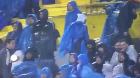 Hinchas de Millonarios lanzan insultos contra fanáticos del equipo azul que abandonaban El Campín cuando el clásico iba 4-1.
