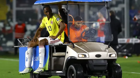 Yerry Mina salió lesionado del partido entre Chile y Colombia en las Eliminatorias.
