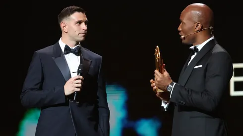 Emiliano Martínez recibe el premio a mejor portero del mundo en el Balón de Oro 2023.
