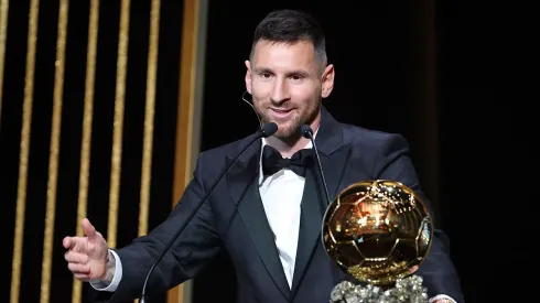 Lionel Messi recibe su octavo Balón de Oro de la revista 'France Football'.
