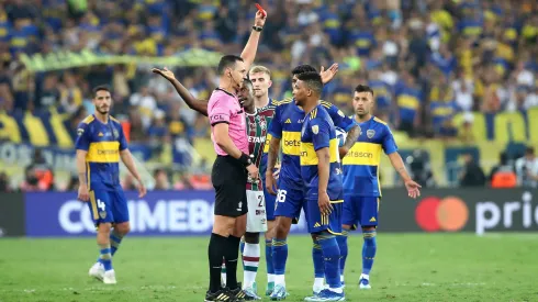 Wilmar Roldán sacándole la tarjeta roja a Frank Fabra de Boca Juniors.
