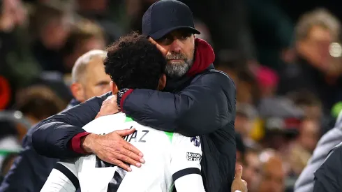 El fraternal abrazo que protagonizaron Luis Díaz y Jürgen Klopp tras el emoate ante Luton Town.
