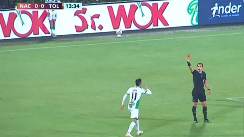 Jader Gentil viendo la tarjeta roja en el partido entre Atlético Nacional y Deportes Tolima.
