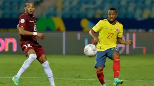 Jaminton Campaz jugando con la Selección Colombia ante Venezuela.
