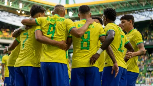 Jugadores de la Selección de Brasil festejando un gol.
