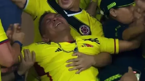 Luis Manuel Díaz, festejando el gol de su hijo en el triunfo de a Selección Colombia ante Brasil.
