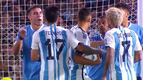 Jugadores de Argentina y Uruguay durante el partido por la fecha 5 de la Eliminatoria.
