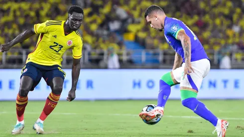 Dávinson Sánchez en la disputa del balón con João Pedro, en el duelo Colombia vs. Brasil.
