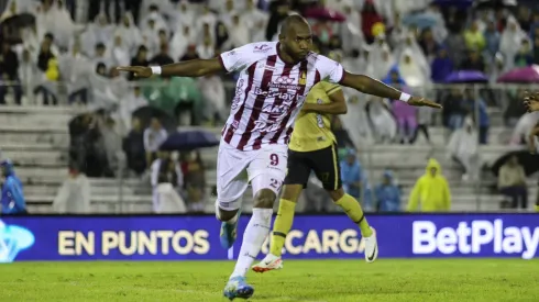 Diego Herazo celebrando, tras anotar un gol con Deportes Tolima en el juego ante Águilas Doradas por la fecha 2 de los cuadrangulares de la Liga Colombiana.
