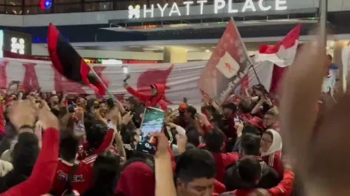 Hinchas de América de Cali a las afueras del hotel de concentración en Bogotá.
