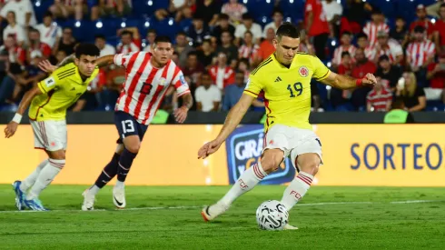 Rafael Santos Borré, anotando el gol de la victoria de la Selección Colombia ante Paraguay.
