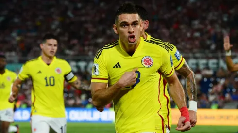 Rafael Santos Borré, festejando el gol de la Selección Colombia ante Paraguay.
