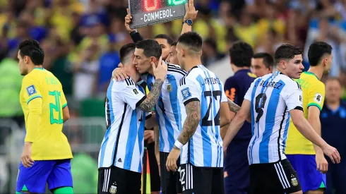 Lionel Messi abraza a Ángel Di María bajo la mirada de Lautaro Martínez.
