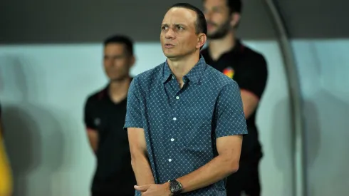  Alejandro Restrepo, técnico del Deportivo Pereira, gesticula durante partido ante Atlético Nacional por la final ida de la SuperLiga BetPlay DIMAYOR 2023 jugado en el estadio Hernán Ramírez Villegas en Pereira.
