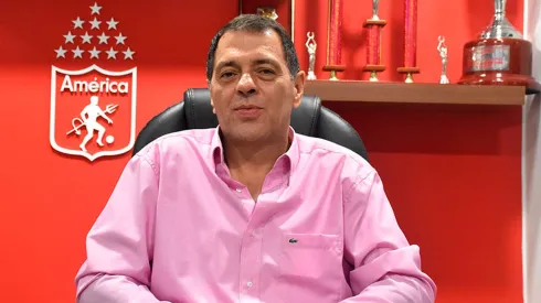 Tulio Gómez, mayor accionista del América de Cali, en las oficinas del club.

