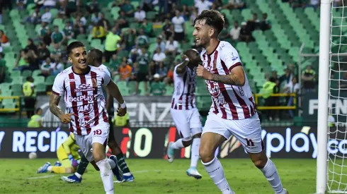 Facundo Boné y Yeison Guzmán celebran el gol de la victoria del Tolima ante Cali en el Palmaseca.
