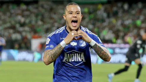 Leonardo Castro celebra después de anotar el primer gol de su equipo durante partido entre Atlético Nacional y Millonarios por la final, vuelta, como parte de la Copa BetPlay DIMAYOR 2023 jugado en el estadio Atanasio Girardot de la ciudad de Medellín.
