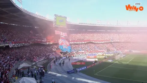 Hinchas del Junior de Barranquilla, recibiendo a su equipo en la final.
