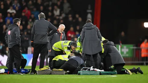 Tom Lockyer es atendido tras sufrir un paro cardíaco en pleno partido de la Premier League.
