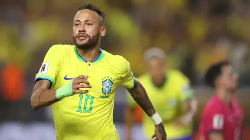 Neymar festejando, tras anotar un gol en la Eliminatoria de la Conmebol con Brasil.
