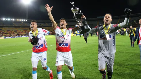 Víctor Cantillo, Teófilo Gutiérrez y Sebastián Viera festejan el título con Junior por la final de la Liga Águila I 2019.
