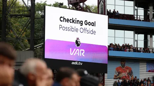 El VAR, una de las medidas revolucionarias de la FIFA para el fútbol moderno.
