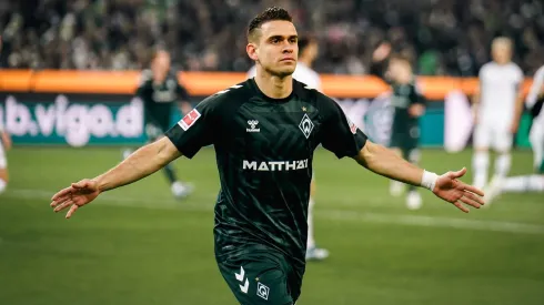 Rafael Santo Borré festeja, tras anotar un gol con el Werder Bremen.
