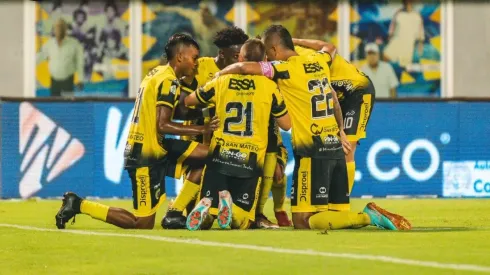 Jugadores de Alianza petrolera festejando un gol en el estadio Daniel Villa Zapata.
