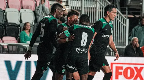 Jugadores de Atlético Nacional festejando el gol ante Universitario.
