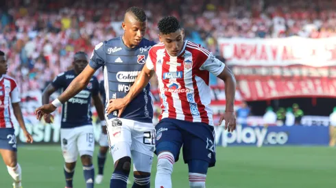 Gabriel Fuentes jugador del Atlético Junior  disputa el balón con Luis Orejuela jugador del Deportivo Independiente Medellín durante partido por la clausura finales ida como parte de la Liga BetPlay DIMAYOR II 2023 entre Atlético Junior y Deportivo Independiente Medellín. Photo: VizzorImage / Jairo Cassiani / Contribuidor
