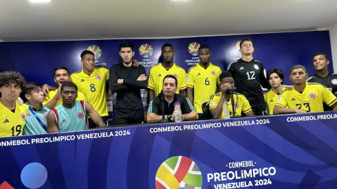 Héctor Cárdenas en rueda de prensa, junto a los jugadores de la Selección Colombia Sub-23.
