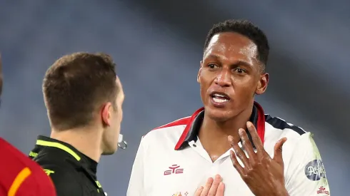 Yerry Mina discutiendo con el arbitro durante el juego Cagliari vs Roma
