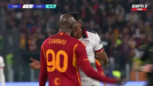Yerry Mina tuvo un fuerte agarrón con Romelu Lukaku en el partido del Cagliari contra Roma.
