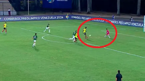 El insólito gol que erró Nelson Palacio, tras un regalo del portero de Bolivia.
