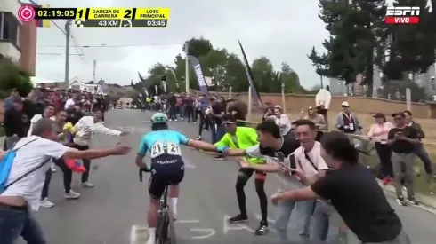 Mark Cavendish saluda a sus fanáticos en Tunja.
