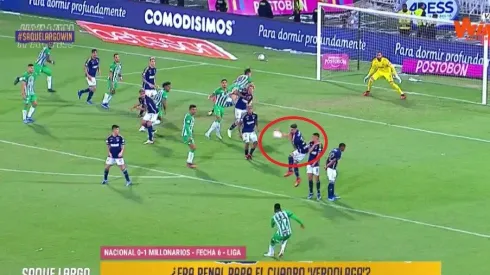 Tiro libre a favor de Atlético Nacional que impactó en la mano del jugador de Millonarios.
