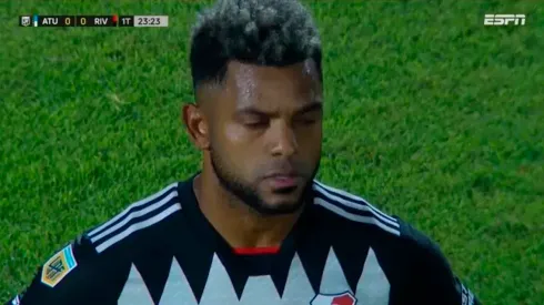 La molestia de Miguel Borja en el partido entre Tucumán y River Plate.
