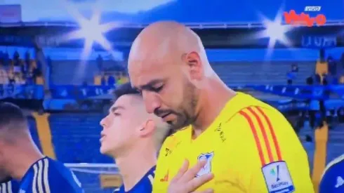 Diego Novoa llorando en los himnos del partido Millonarios vs. Águilas Doradas.
