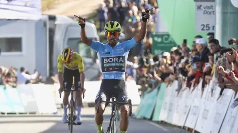 Remco Evenepoel celebra en la Volta a Algarve.
