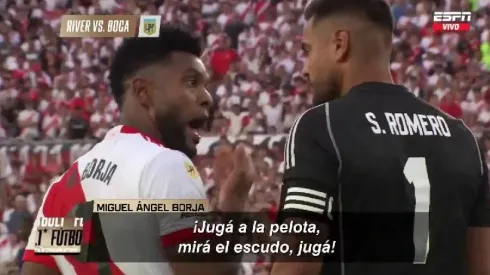 Miguel Borja y Sergio Romero en el partido entre River Plate y Boca Juniors.
