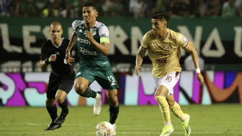 Yeison Guzmán del Deportes Tolima y Alex Mejía de Deportivo Cali.
