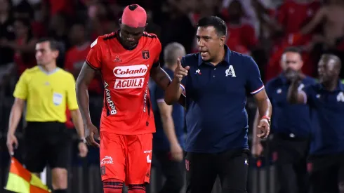 César Farías técnico de América de Cali ante Atlético Nacional por la fecha 2 de la Liga BetPlay DIMAYOR I 2024.
