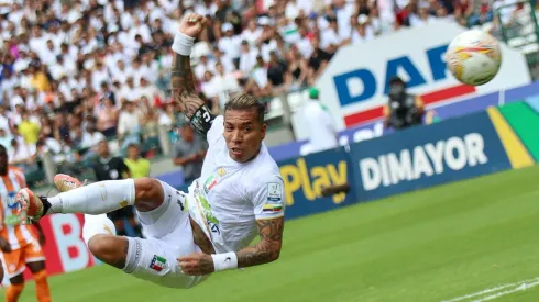 Dayro Moreno anotando el gol 224 en el fútbol colombiano.
