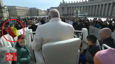 Sorpresiva reacción del Papa cuando le lanzaron la camiseta del Pereira
