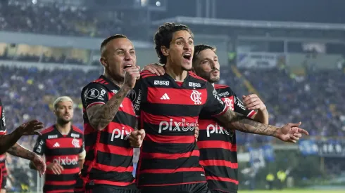 Jugadores de Flamengo celebran el primer gol del partido
